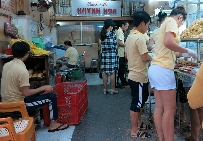 ToastingBreadforBanhMisandwichatHuynhHoa_VietnameseSandwich_AuthenticFoodQuest