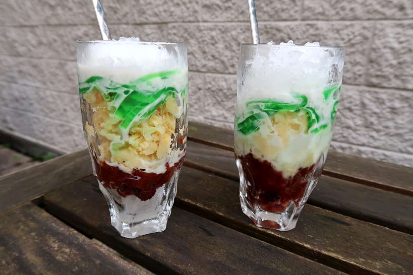 Glasses Che Vietnamese Dessert Che Ba Mau by AuthenticFoodQuest