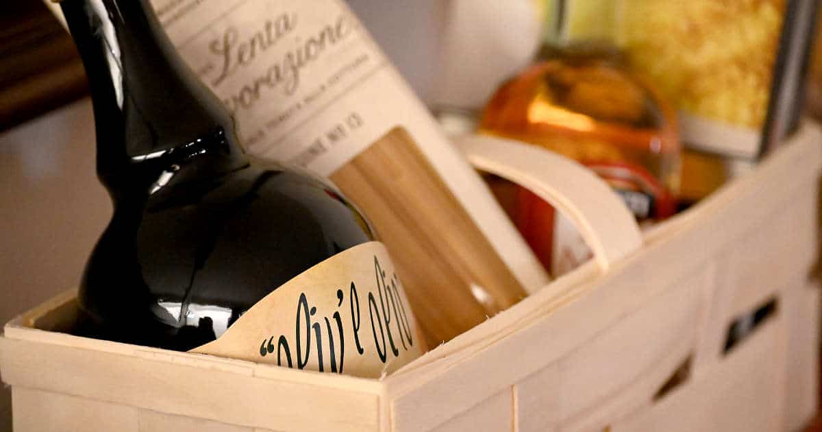 20+ Best Unique Food Gifts for Food Travelers (2024)